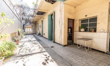 Casa en Flores en lote de 8,66 x 45 con local y galpon