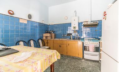 Casa en Flores en lote de 8,66 x 45 con local y galpon