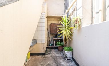 Casa en Flores en lote de 8,66 x 45 con local y galpon