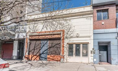 Casa en Flores en lote de 8,66 x 45 con local y galpon