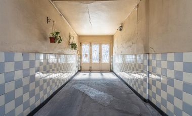 Casa en Flores en lote de 8,66 x 45 con local y galpon