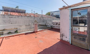 Casa en Flores en lote de 8,66 x 45 con local y galpon