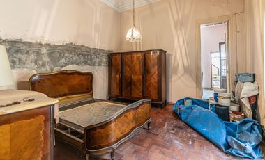 Casa en Flores en lote de 8,66 x 45 con local y galpon