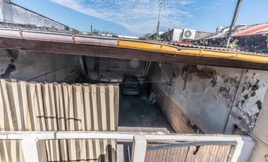 Casa en Flores en lote de 8,66 x 45 con local y galpon