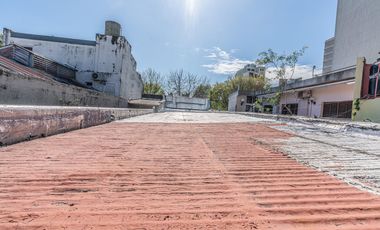 Casa en Flores en lote de 8,66 x 45 con local y galpon