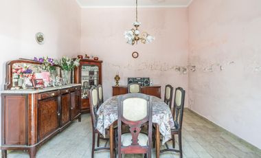 Casa en Flores en lote de 8,66 x 45 con local y galpon