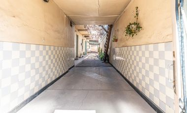 Casa en Flores en lote de 8,66 x 45 con local y galpon