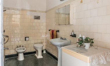 Casa en Flores en lote de 8,66 x 45 con local y galpon