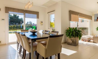 CASA CON PILETA EN VENTA EN BARRIO SAN RAFAEL