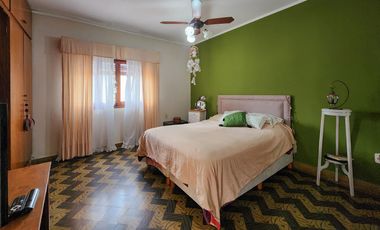 Casa de 3 dormitorios con cochera y de oportunidad en Echesortu