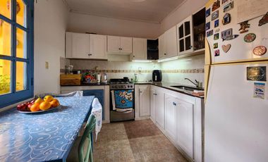 Casa de 3 dormitorios con cochera y de oportunidad en Echesortu