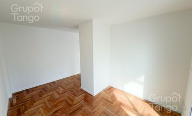 Venta Departamento Piso Belgrano Tres Ambientes Balcón Aterrazado Frente Cochera APTO CREDITO