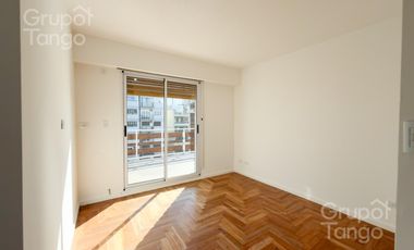 Venta Departamento Piso Belgrano Tres Ambientes Balcón Aterrazado Frente Cochera APTO CREDITO