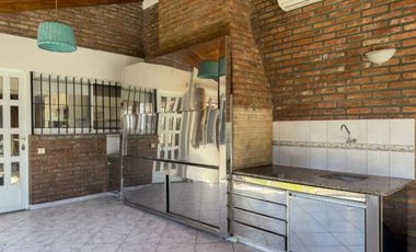 Casa en venta - 4 Dormitorios 2 Baños - City Bell