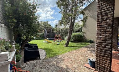 Chalet zona Jumbo, 4 ambientes con verde