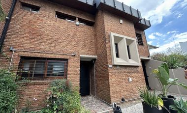 Chalet zona Jumbo, 4 ambientes con verde