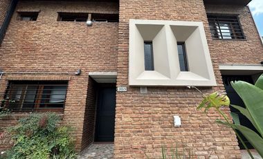 Chalet zona Jumbo, 4 ambientes con verde