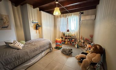 Chalet zona Jumbo, 4 ambientes con verde