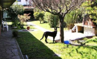 Casa en venta - 4 Dormitorios 4 Baños - Cochera - 412Mts2 - Quilmes Este