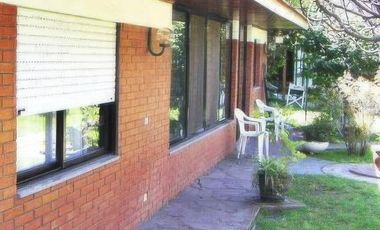 Casa en venta - 4 Dormitorios 4 Baños - Cochera - 412Mts2 - Quilmes Este