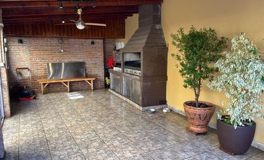 Casa en alquiler temporario - 3 Dormitorios 3 Baños 2 Cocheras - Mar del Plata