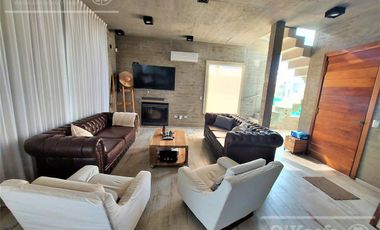 Casa en venta de Cuatro Dormitorios con Piscina en Pueblos del Plata - Magallanes