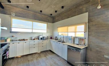 Casa en venta de Cuatro Dormitorios con Piscina en Pueblos del Plata - Magallanes