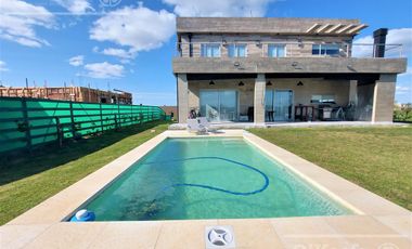 Casa en venta de Cuatro Dormitorios con Piscina en Pueblos del Plata - Magallanes