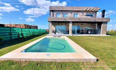 Casa en venta de Cuatro Dormitorios con Piscina en Pueblos del Plata - Magallanes