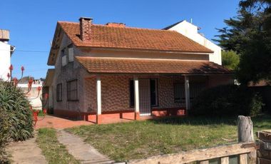 Casa en venta - 3 Dormitorios 1 Baño - Cochera - 293Mts2 - Mar del Tuyú
