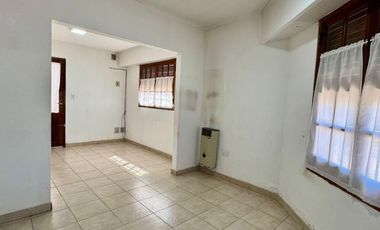 Casa en venta - 2 Dormitorios 1 Baño - 59mts2 - Chivilcoy