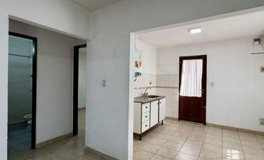 Casa en venta - 2 Dormitorios 1 Baño - 59mts2 - Chivilcoy