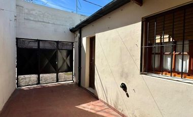 Casa en venta - 2 Dormitorios 1 Baño - 59mts2 - Chivilcoy