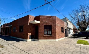 Casa en venta - 2 Dormitorios 1 Baño - 59mts2 - Chivilcoy