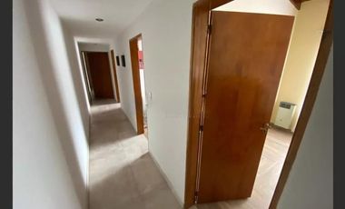 Casa en venta - 4 Dormitorios 2 Baños - Cocheras - 372Mts2 - Campana