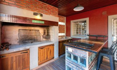 VENTA - Casa de 4 dormitorios con pileta. Baigorria.