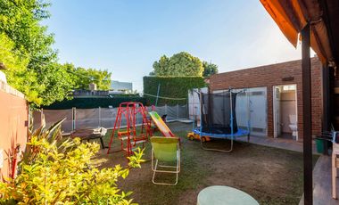 VENTA - Casa de 4 dormitorios con pileta. Baigorria.