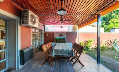 VENTA - Casa de 4 dormitorios con pileta. Baigorria.