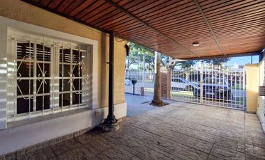 VENTA - Casa de 4 dormitorios con pileta. Baigorria.