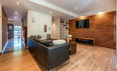 VENTA - Casa de 4 dormitorios con pileta. Baigorria.