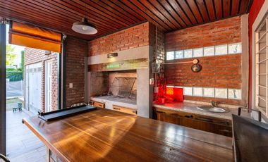 VENTA - Casa de 4 dormitorios con pileta. Baigorria.