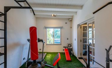 VENTA - Casa de 4 dormitorios con pileta. Baigorria.