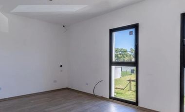 Casa en venta - 3 Dormitorios 2 Baños - Gorina