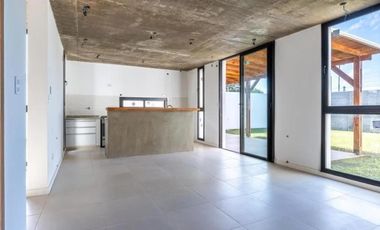 Casa en venta - 3 Dormitorios 2 Baños - Gorina