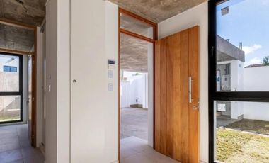 Casa en venta - 3 Dormitorios 2 Baños - Gorina
