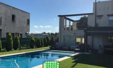 Casa en venta - 4 Dormitorios 5 Baños - Cocheras - 330Mts2 - Escobar