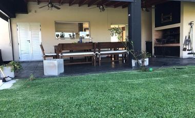 Casa en venta - 4 Dormitorios 5 Baños - Cocheras - 330Mts2 - Escobar