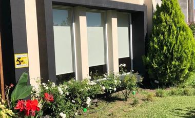 Casa en venta - 4 Dormitorios 5 Baños - Cocheras - 330Mts2 - Escobar