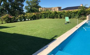 Casa en venta - 4 Dormitorios 5 Baños - Cocheras - 330Mts2 - Escobar