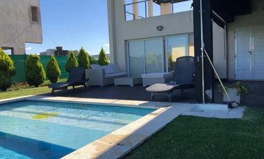 Casa en venta - 4 Dormitorios 5 Baños - Cocheras - 330Mts2 - Escobar